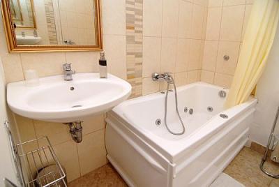 Jacuzzis fürdőszoba a Panoráma Hotel apartmanjában Eger belvárosában - Panoráma Hotel Eger - Romantikus és elegáns olcsó szállás Egerben